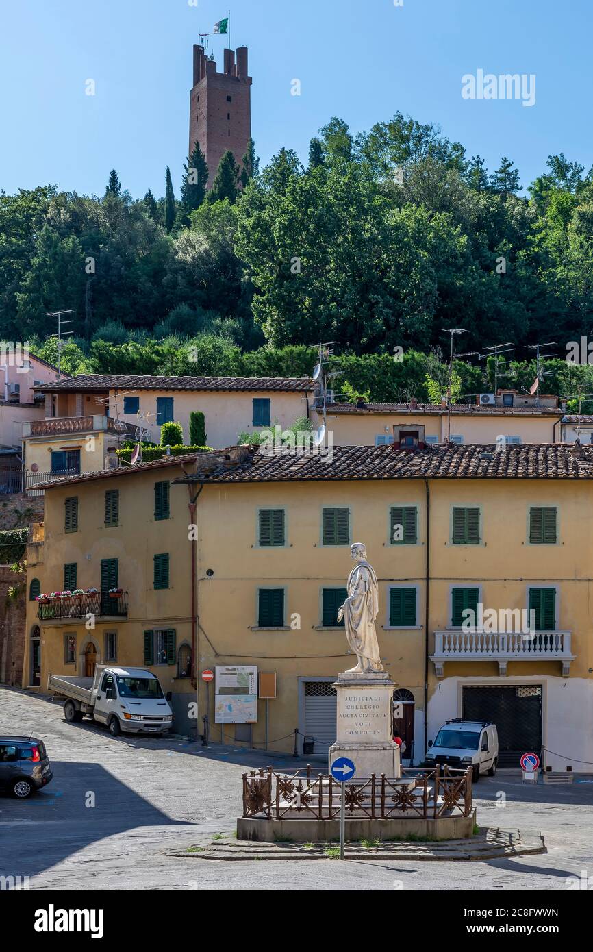 Place de la Piazza Buonaparte dans le centre historique de San Miniato, Pise, Italie, dominée par la tour de la Rocca di Federico II Banque D'Images