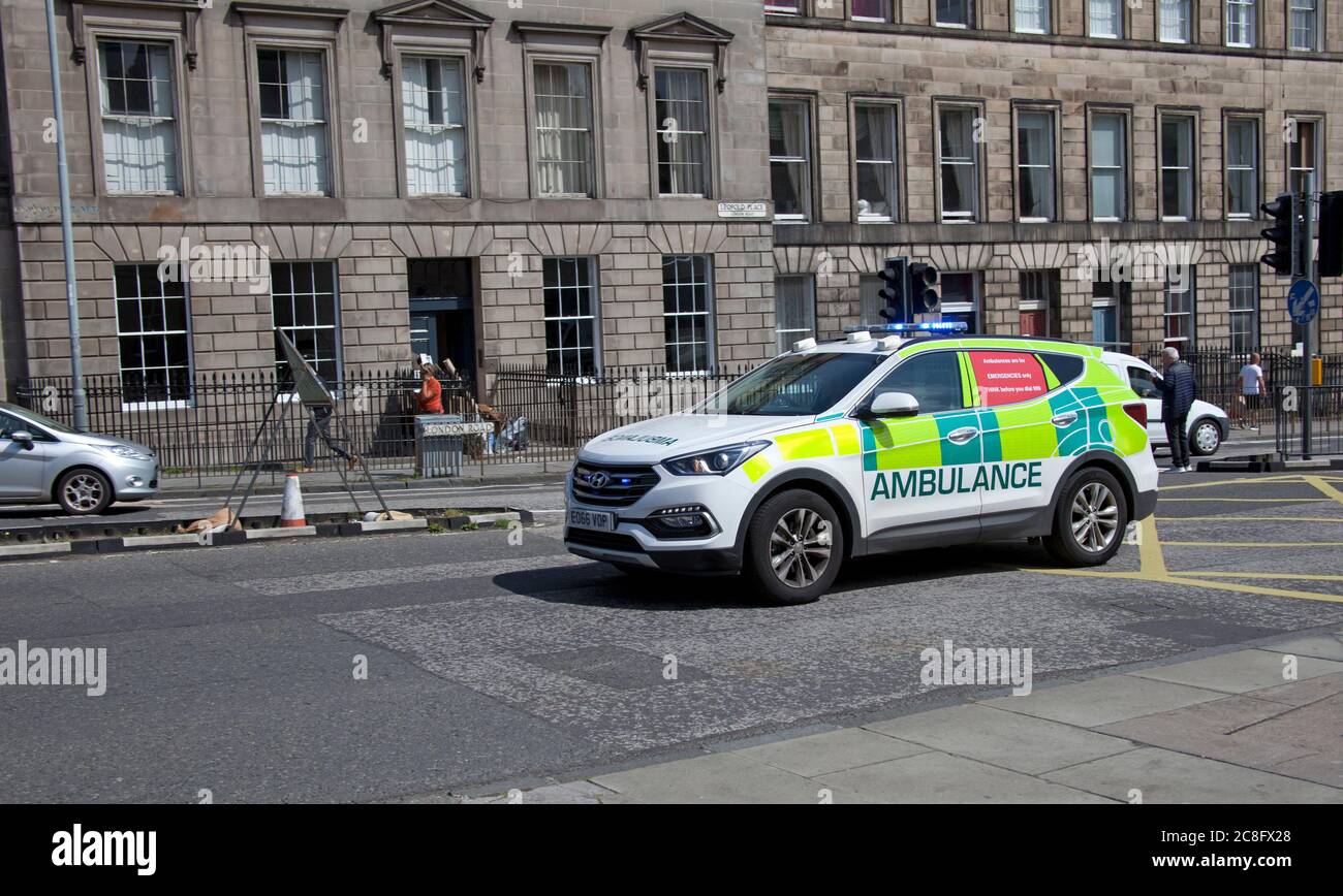 Centre ville, Edimbourg, Ecosse, Royaume-Uni. 24 juillet 2020. Vitesse du véhicule d'urgence en ambulance le long de la rue de la ville avec les feux bleus clignotants Banque D'Images