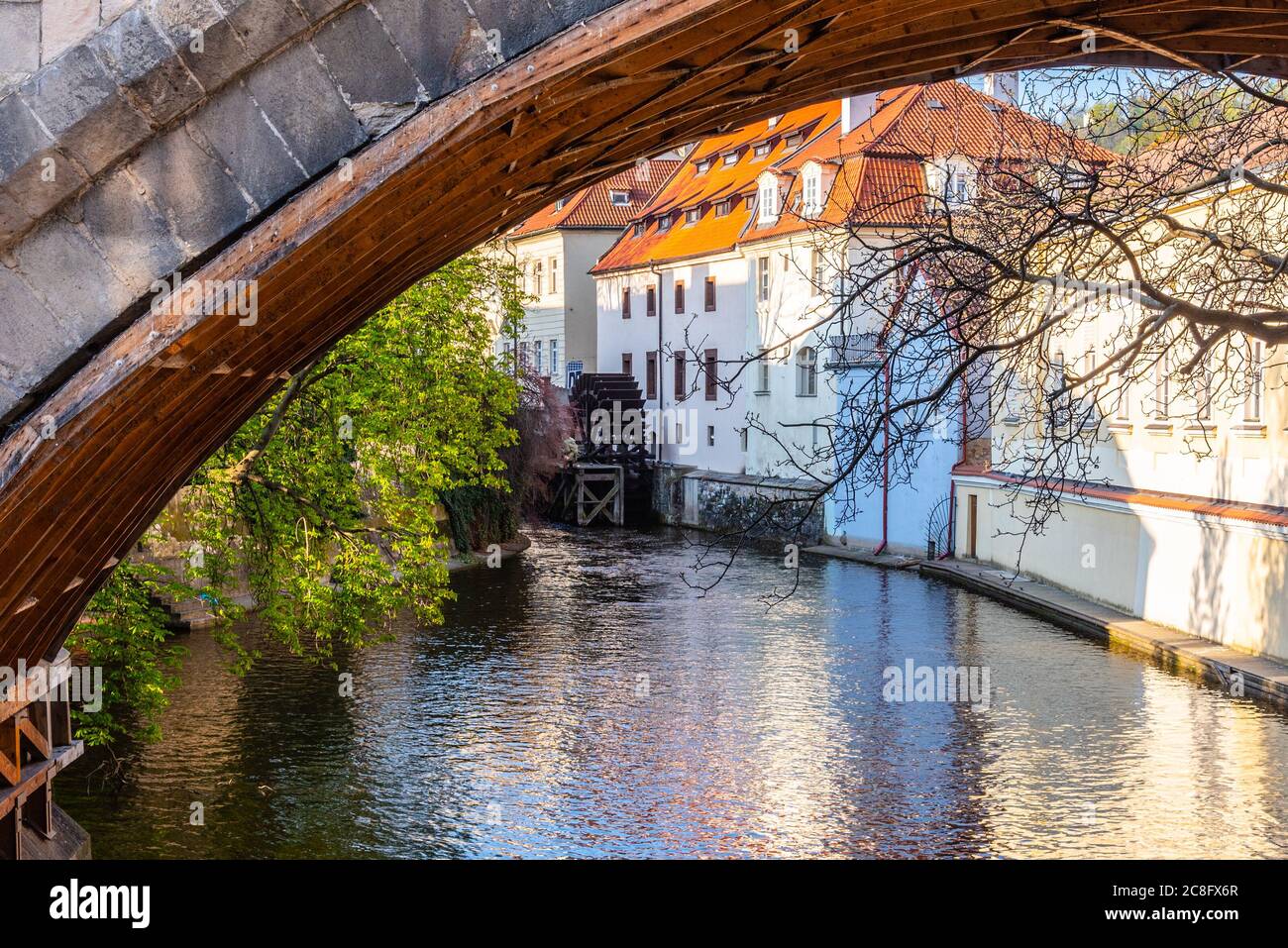 Ancien moulin à eau sous le pont Charles, rivière Certovka, Prague, République tchèque. Banque D'Images