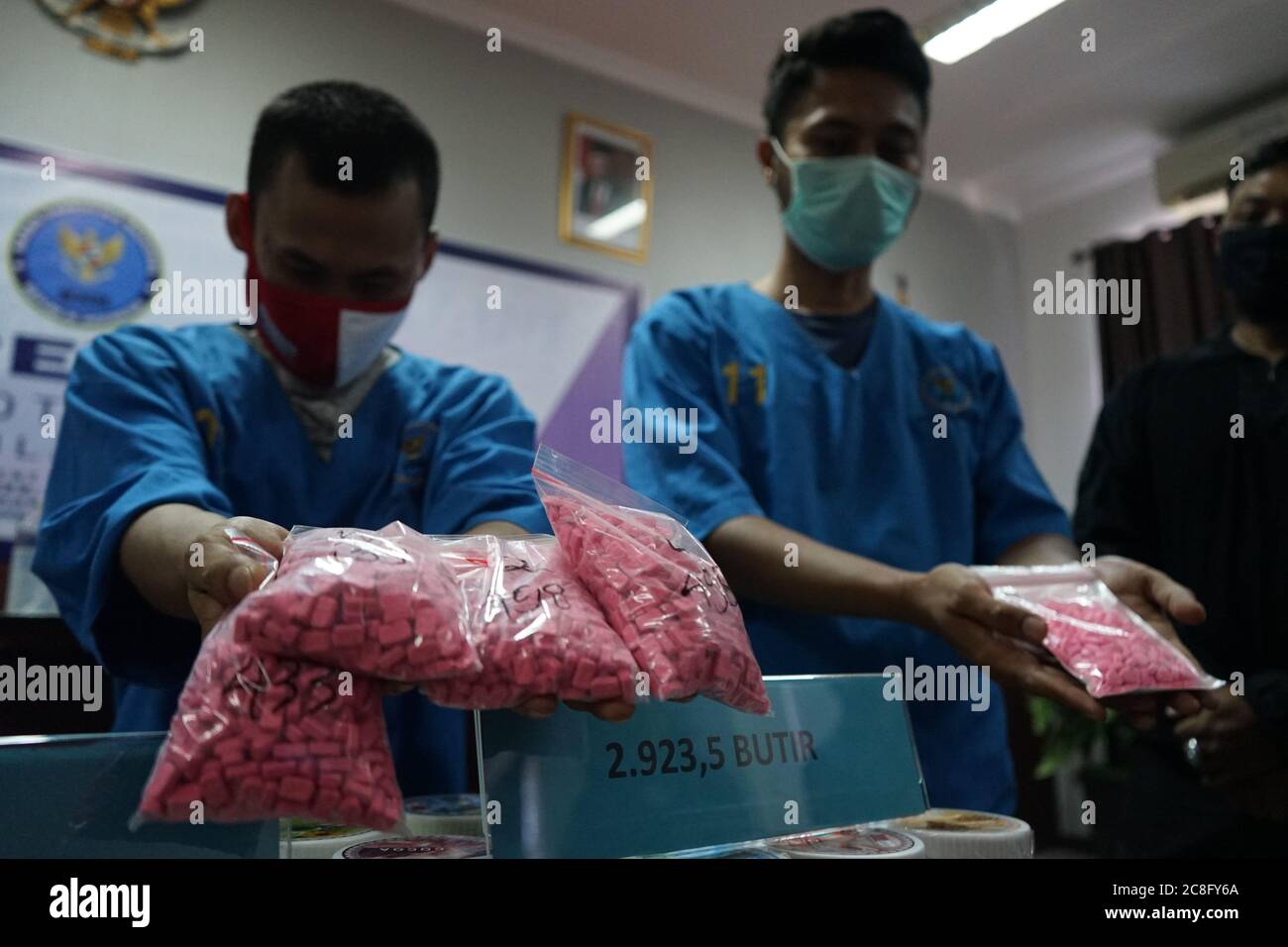 Makassar, Indonésie. 24 juillet 2020. Le trafiquant de stupéfiants détient des milliers de pilules d'ecstasy qui ont été contrecarrées avec succès par l'Agence nationale des stupéfiants de la province de Sulawesi du Sud, en collaboration avec les agents des douanes. Ce type de stupéfiants d'ecstasy provient de l'extérieur de Sulawesi et est envoyé par l'intermédiaire de services de livraison de colis, mais a été déjoué avant d'être livré à un certain nombre de zones dans le Sud Sulawesi. (Photo de Herwin Bahar/Pacific Press) crédit: Agence de presse du Pacifique/Alay Live News Banque D'Images