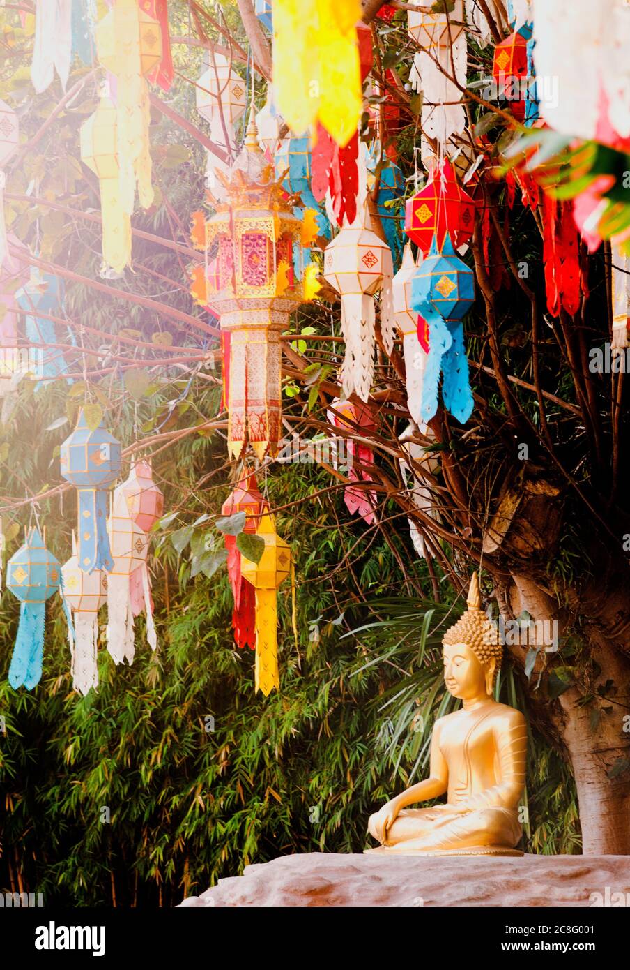 Géographie / Voyage, Thaïlande, lanternes chinoises entourent une statue de bouddha à un temple de Chiang Mai, pas-de-tourisme-Publicité-utilisation Banque D'Images