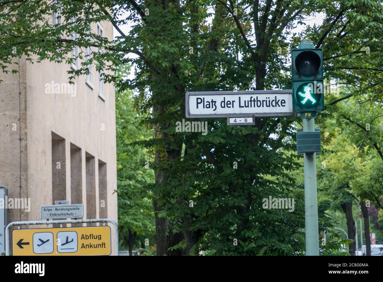 Green Ampelmännchen à la Platz der Luftbrücke à Berlin Banque D'Images