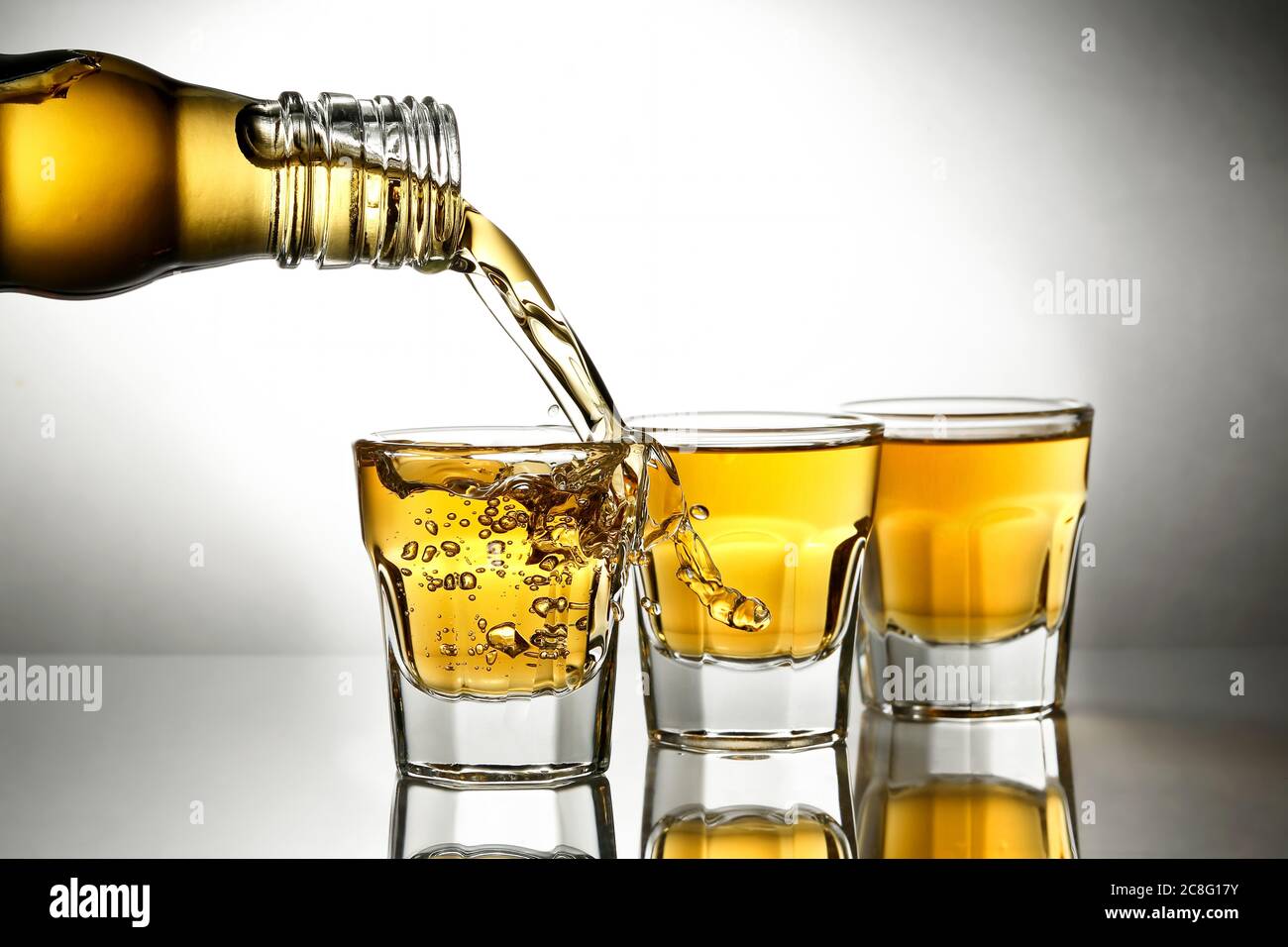 verser le whisky dans les verres à liqueur Banque D'Images