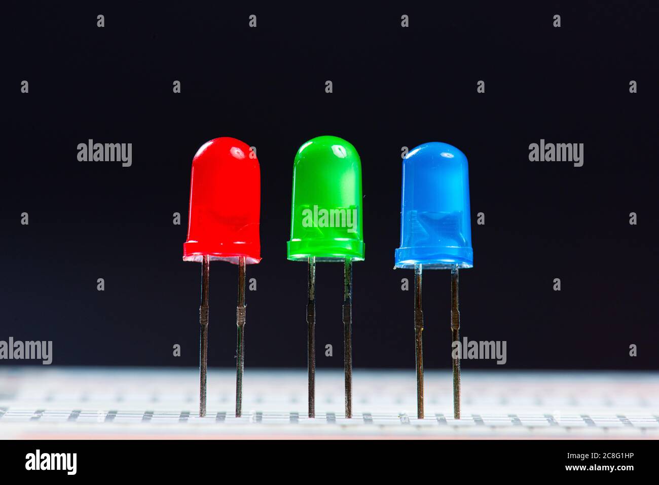 Diodes LED rouges , vertes et bleues sur fond sombre. Banque D'Images