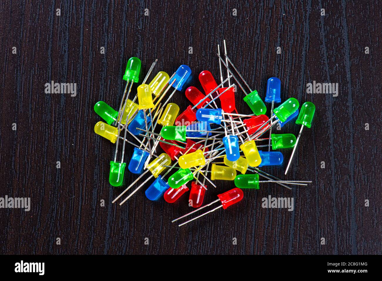 Assortiment de diodes LED jaune, rouge, verte et bleue dans une table noire. Banque D'Images