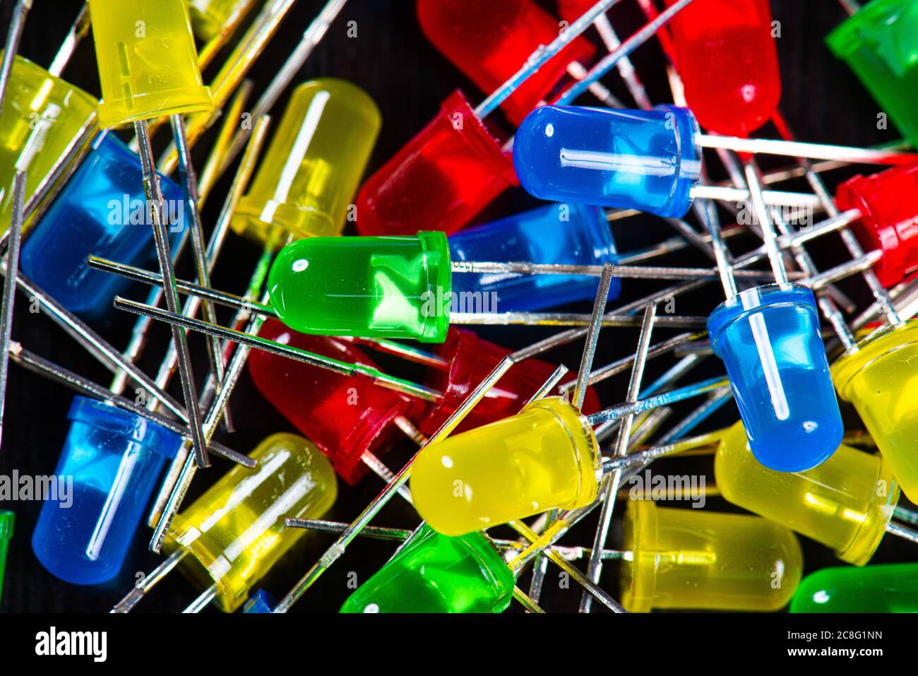 Assortiment de diodes LED jaune, rouge, verte et bleue dans une table noire. Banque D'Images