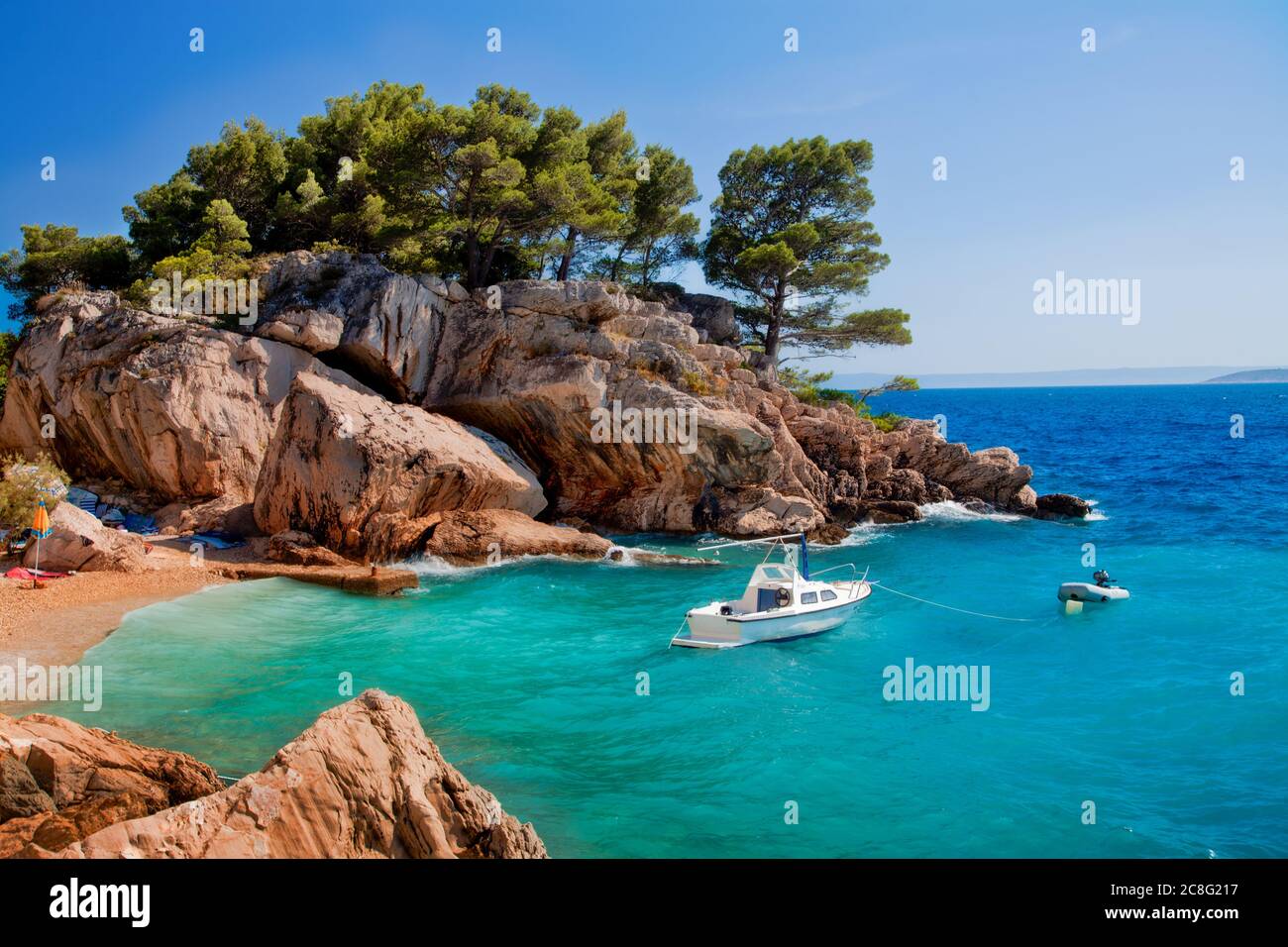 Géographie / Voyage, Croatie, UN bateau flotte dans l'eau de la plage de Brela. Brela est une ville touristique située entre, pas-de-tourisme-publicité-utilisation Banque D'Images