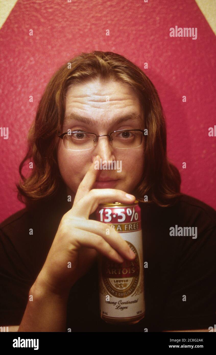 Tom Gray Singer dans le groupe Gomez Backstage à l'Apollo de Manchester avril 2001, Manchester, Angleterre. Banque D'Images