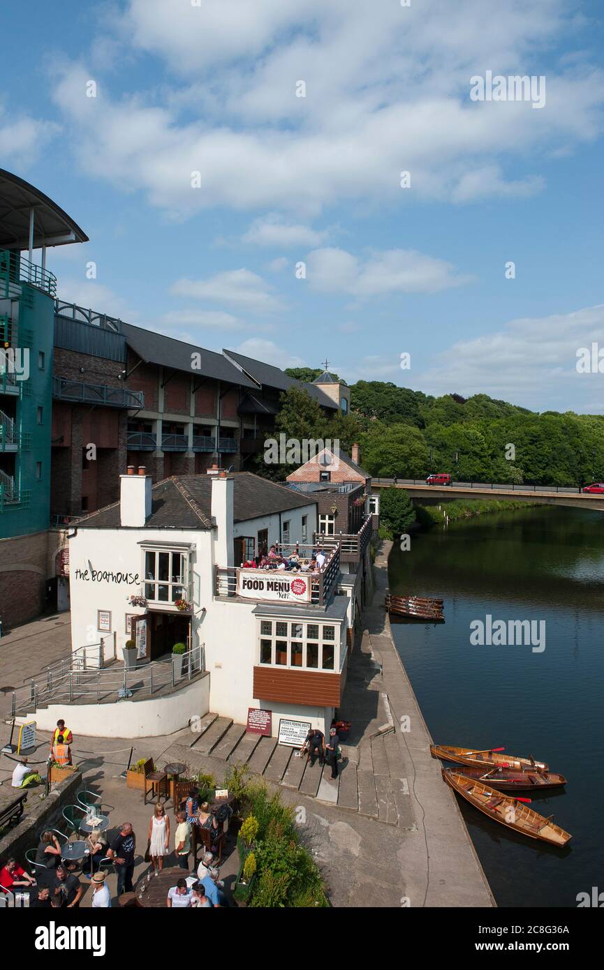 Le pub Boathouse sur les rives de la rivière Wear dans la ville catherdrique de Durham, comté de Durham, Angleterre. Banque D'Images