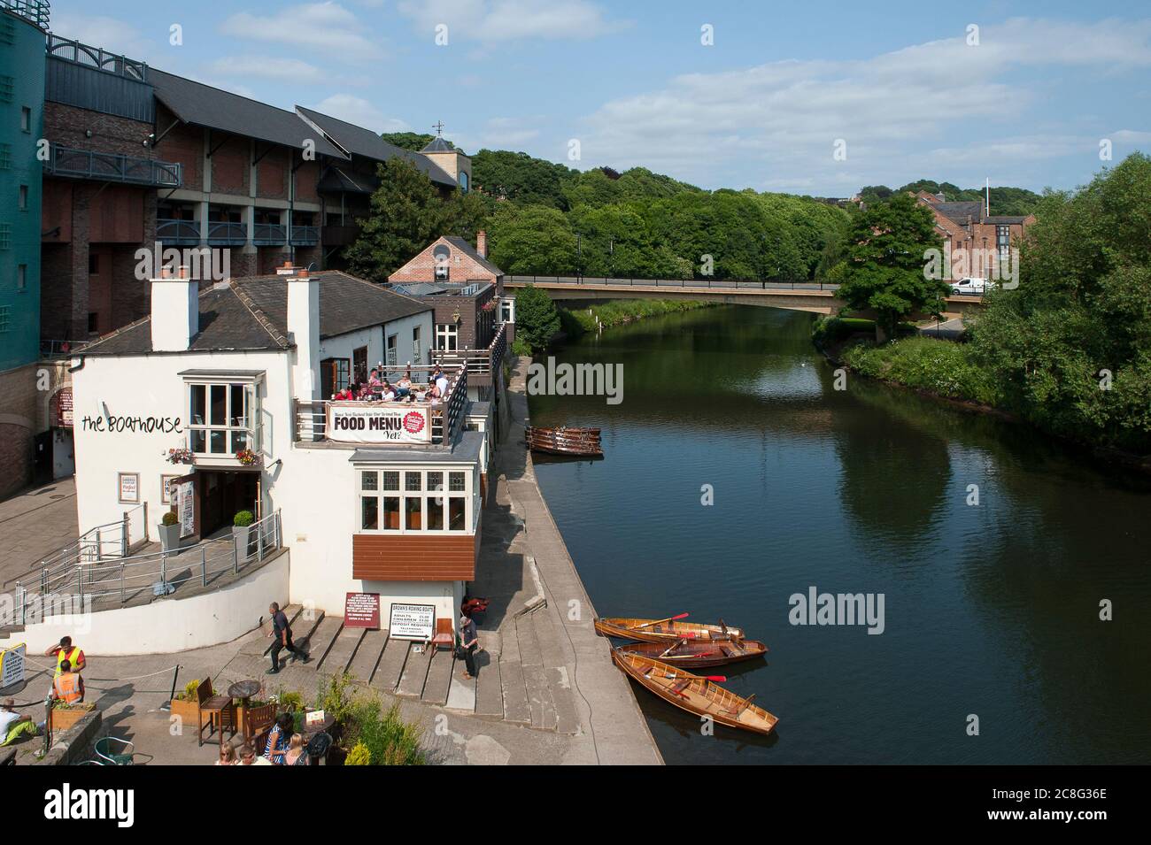 Le pub Boathouse sur les rives de la rivière Wear dans la ville catherdrique de Durham, comté de Durham, Angleterre. Banque D'Images