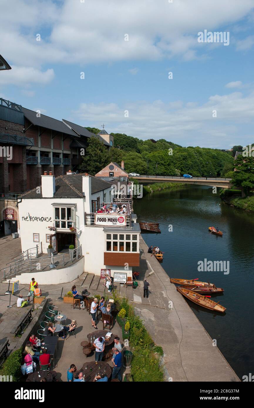 Le pub Boathouse sur les rives de la rivière Wear dans la ville catherdrique de Durham, comté de Durham, Angleterre. Banque D'Images