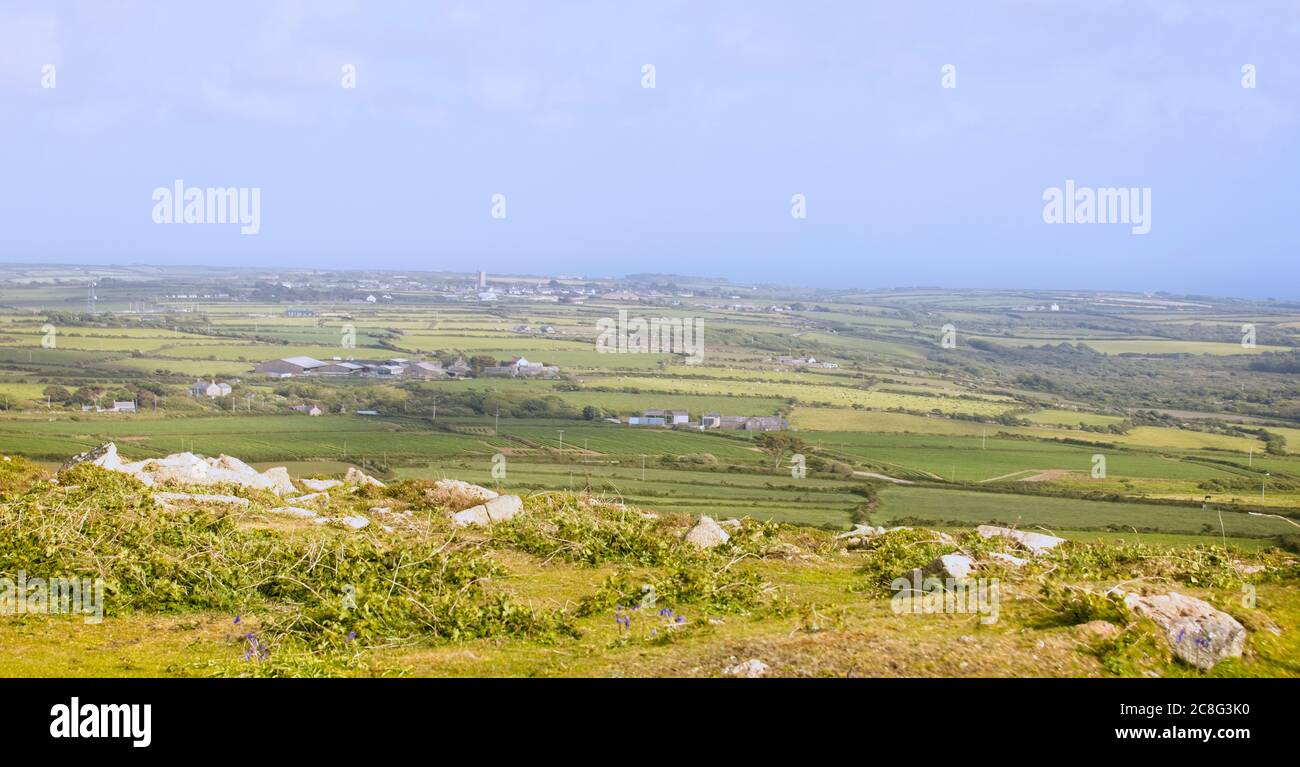 Vue de Carn Brea vers l'est en direction de St Buryan, ouest de Cornwall, Angleterre, Royaume-Uni. Banque D'Images