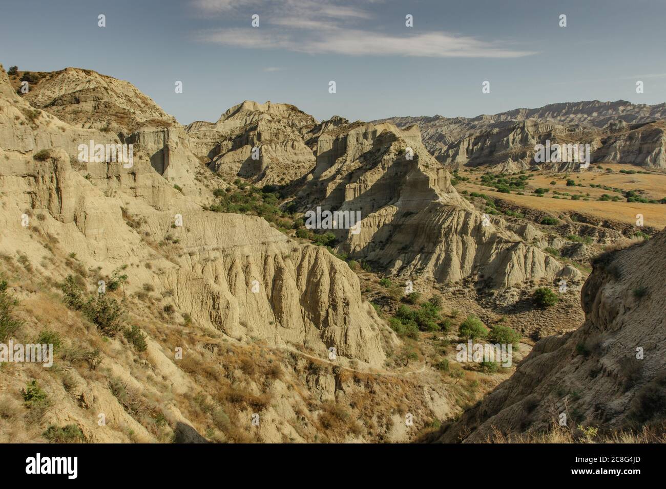 Vue panoramique incroyable dans la zone protégée de Vashlovani, Géorgie. Escalade dans la zone semi-dessert.vue impressionnante sur le paysage de montagne d'été.espace pour copier Banque D'Images