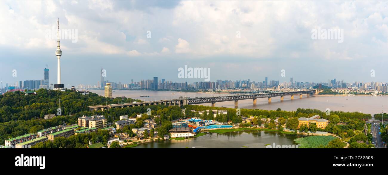 Vue aérienne de la ville de Wuhan. Vue panoramique sur les gratte-ciel et les bâtiments à côté de la rivière yangtze. Banque D'Images