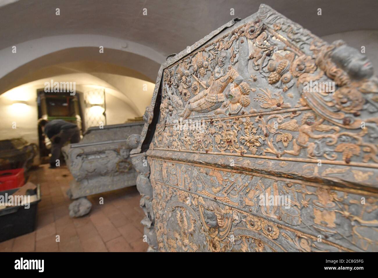 24 juillet 2020, Mecklembourg-Poméranie occidentale, Vilmnitz : un sarcophage est élevé de la crypte du prince dans l'église de Vilmnitz (district de Putbus). Le cercueil, qui est fait d'un alliage étain-plomb, sera restauré dans un atelier à l'étape suivante. Le cercueil appartenait à la famille primitive des Princes de Putbus de l'île de Rügen. Il date probablement du XVIIe ou XVIIIe siècle. Photo: Stefan Sauer/dpa Banque D'Images