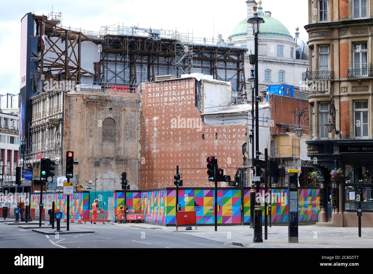 Une vue rare derrière l'écran de publicité de Piccadilly Lights où le travail de redéveloppement pour un site mixte de vente au détail et résidentiel a lieu. Banque D'Images