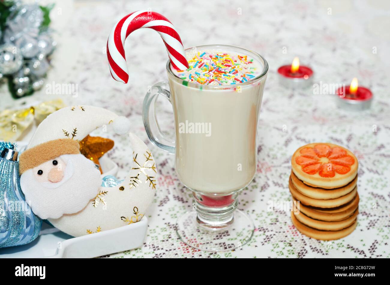 Milk-shake maison avec canne au caramel pour les vacances d'hiver, mise au point sélective Banque D'Images