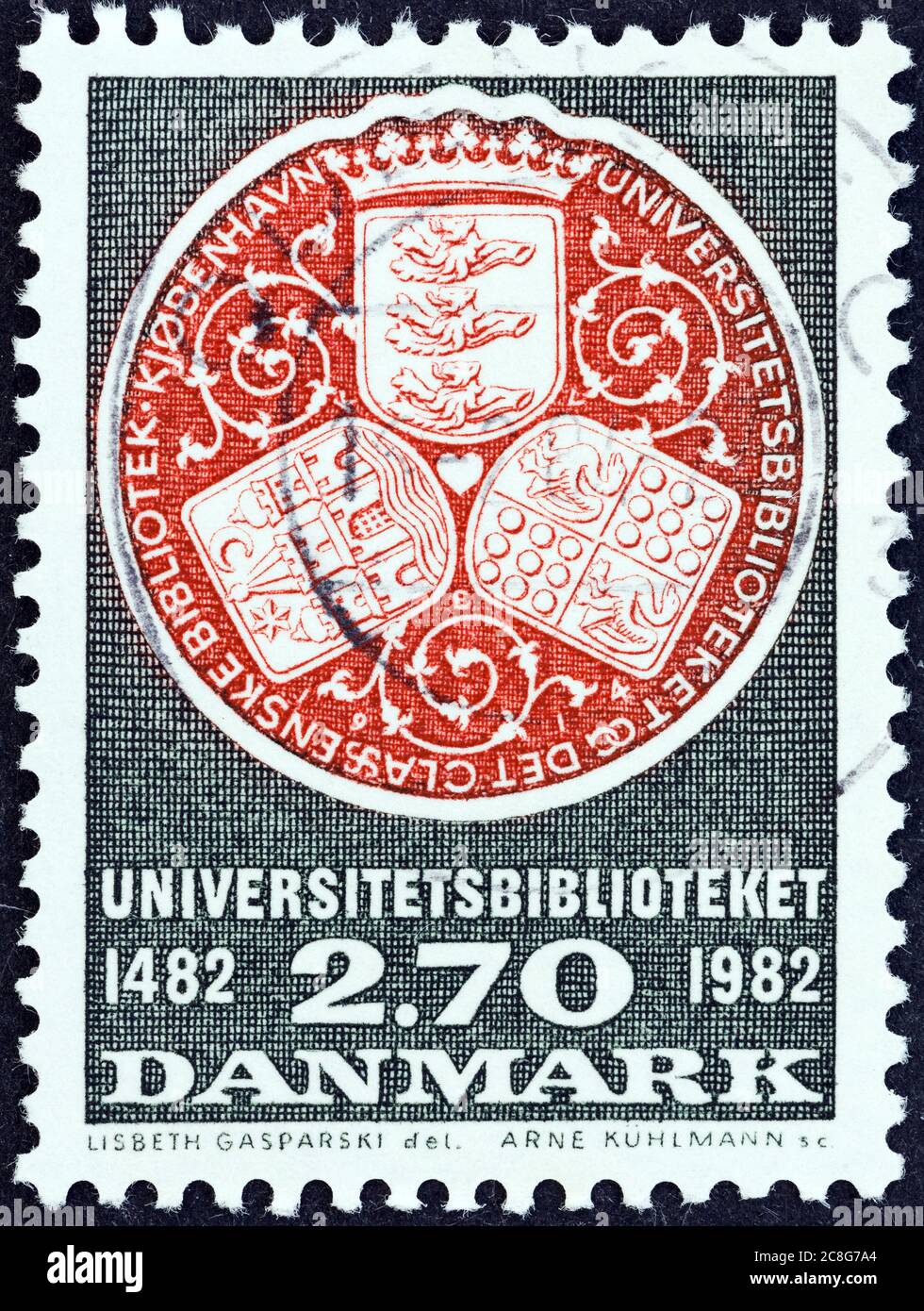 DANEMARK - VERS 1982 : un timbre imprimé au Danemark émis pour le 500e anniversaire de la Bibliothèque de l'Université montre le sceau de la Bibliothèque, vers 1982. Banque D'Images