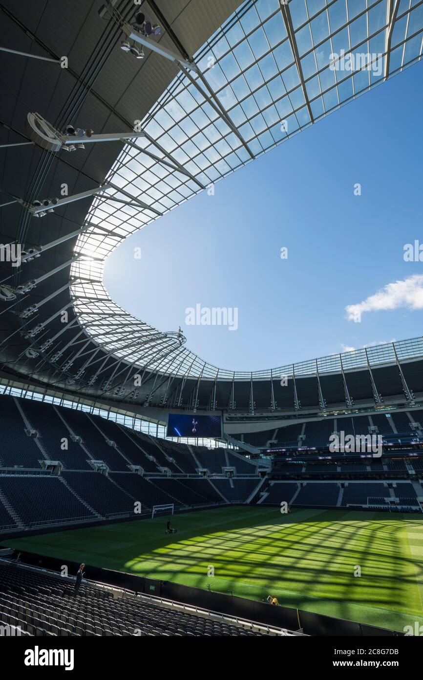 Stade de football Tottenham Hotspur, stands vides et soleil sur le terrain. Banque D'Images