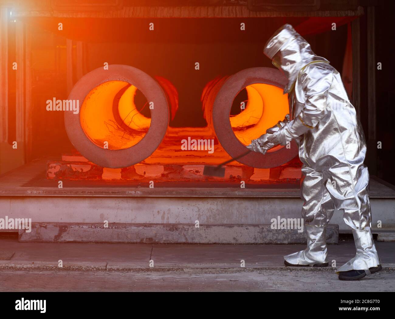Homme portant une combinaison de protection thermique argentée travaillant  dans une usine d'acier Photo Stock - Alamy