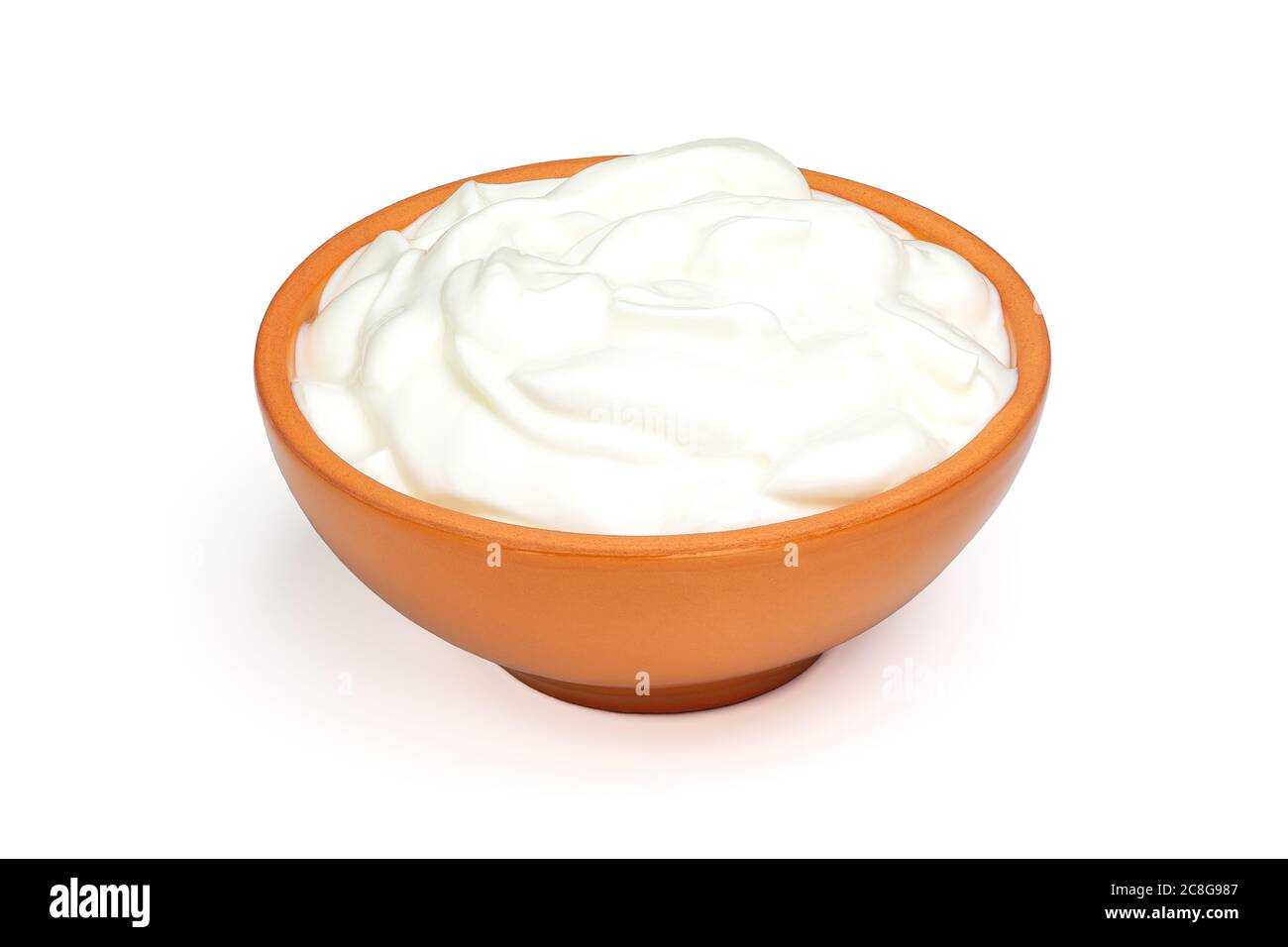 Crème sure, yaourt ou fromage cottage doux dans un bol en céramique isolé sur fond blanc. Produits laitiers naturels. Profondeur de champ complète avec masque Banque D'Images
