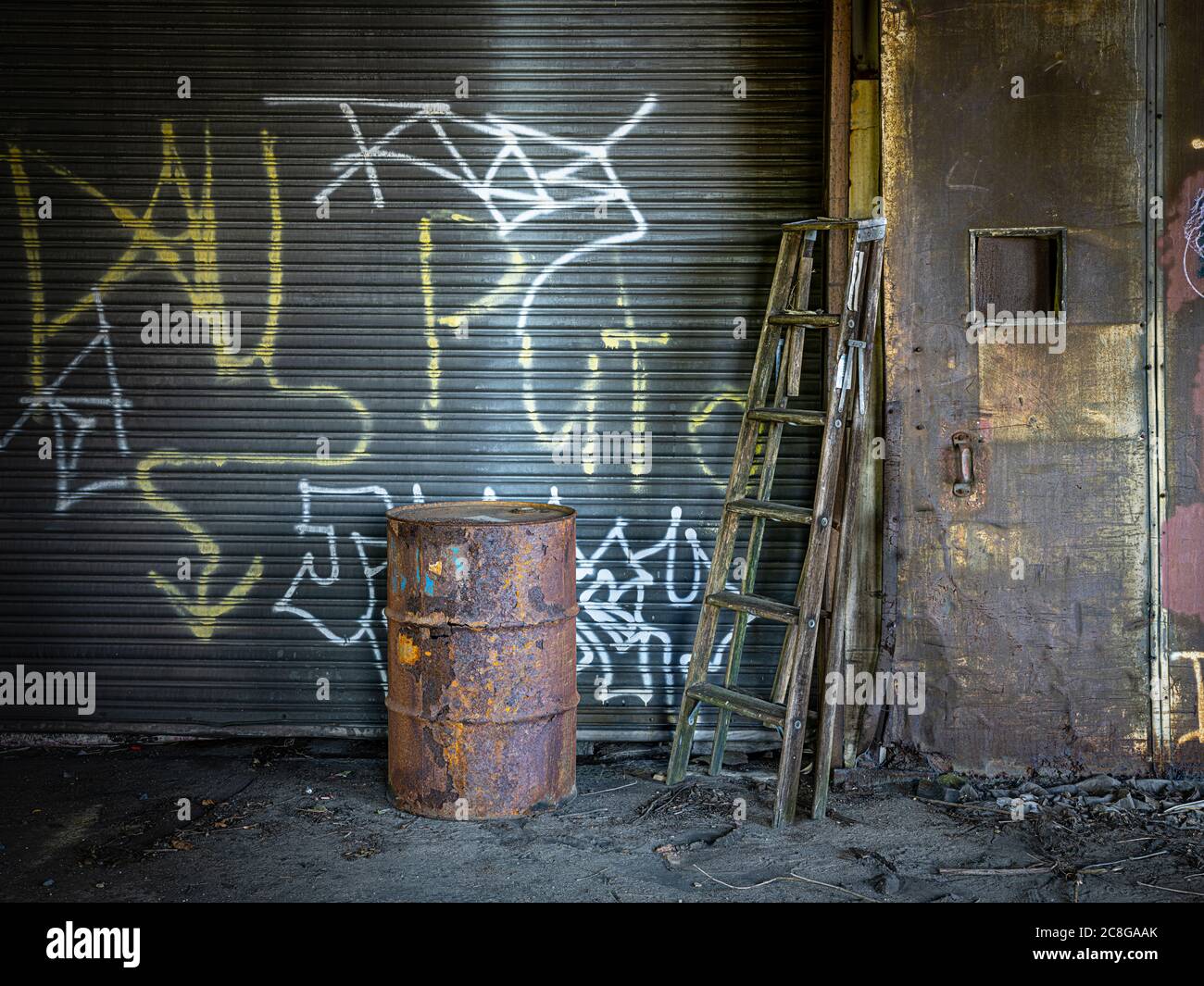 Tambour et échelle à huile rouillée, bâtiment industriel abandonné, Conshohocken, Pennsylvanie, États-Unis Banque D'Images