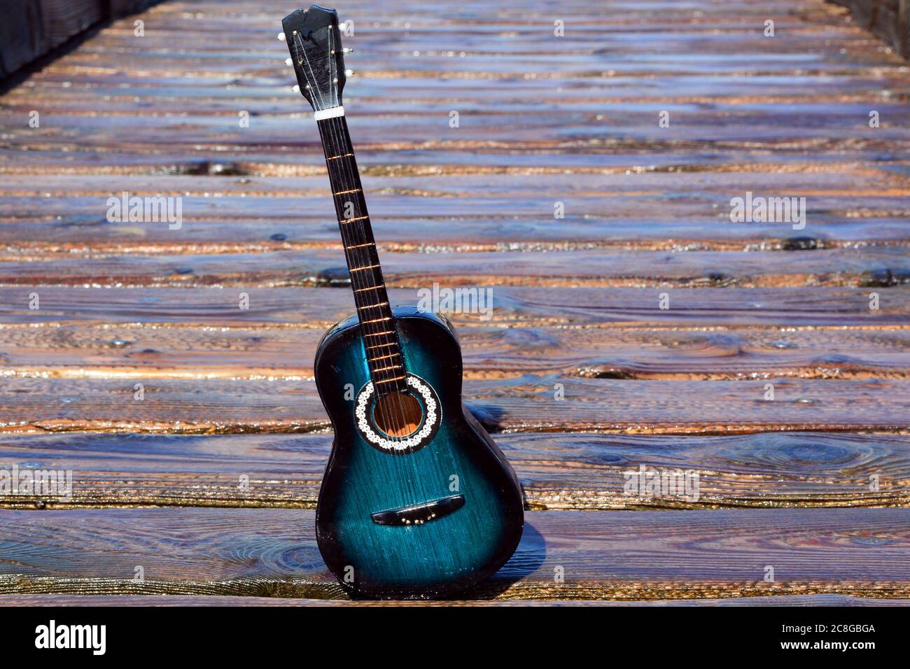 une guitare classique sur fond de bois Banque D'Images