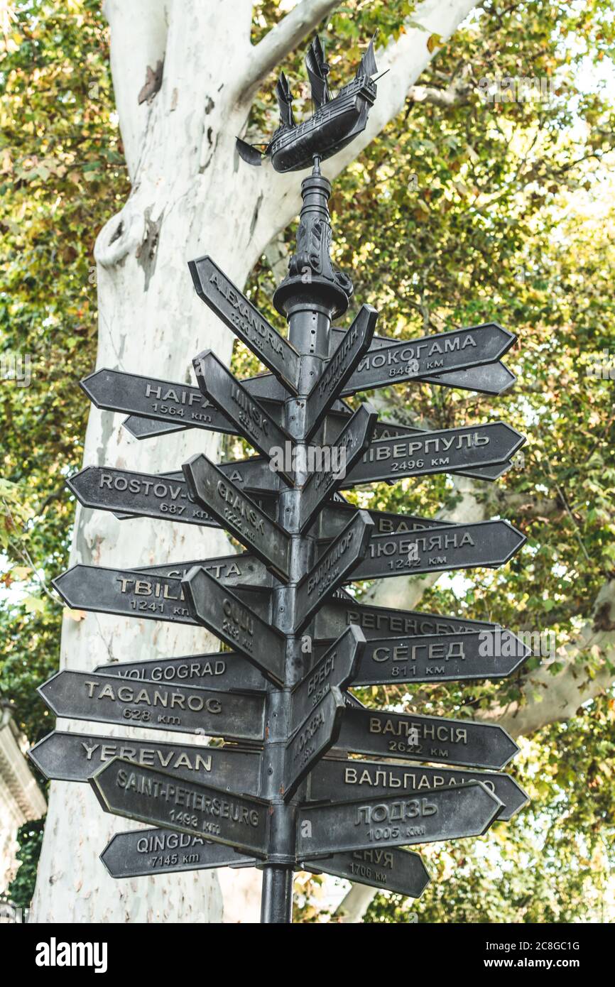 Ukraine, Odessa - 23 août 2019 : indicateur de direction de la rue à Odessa. Banque D'Images