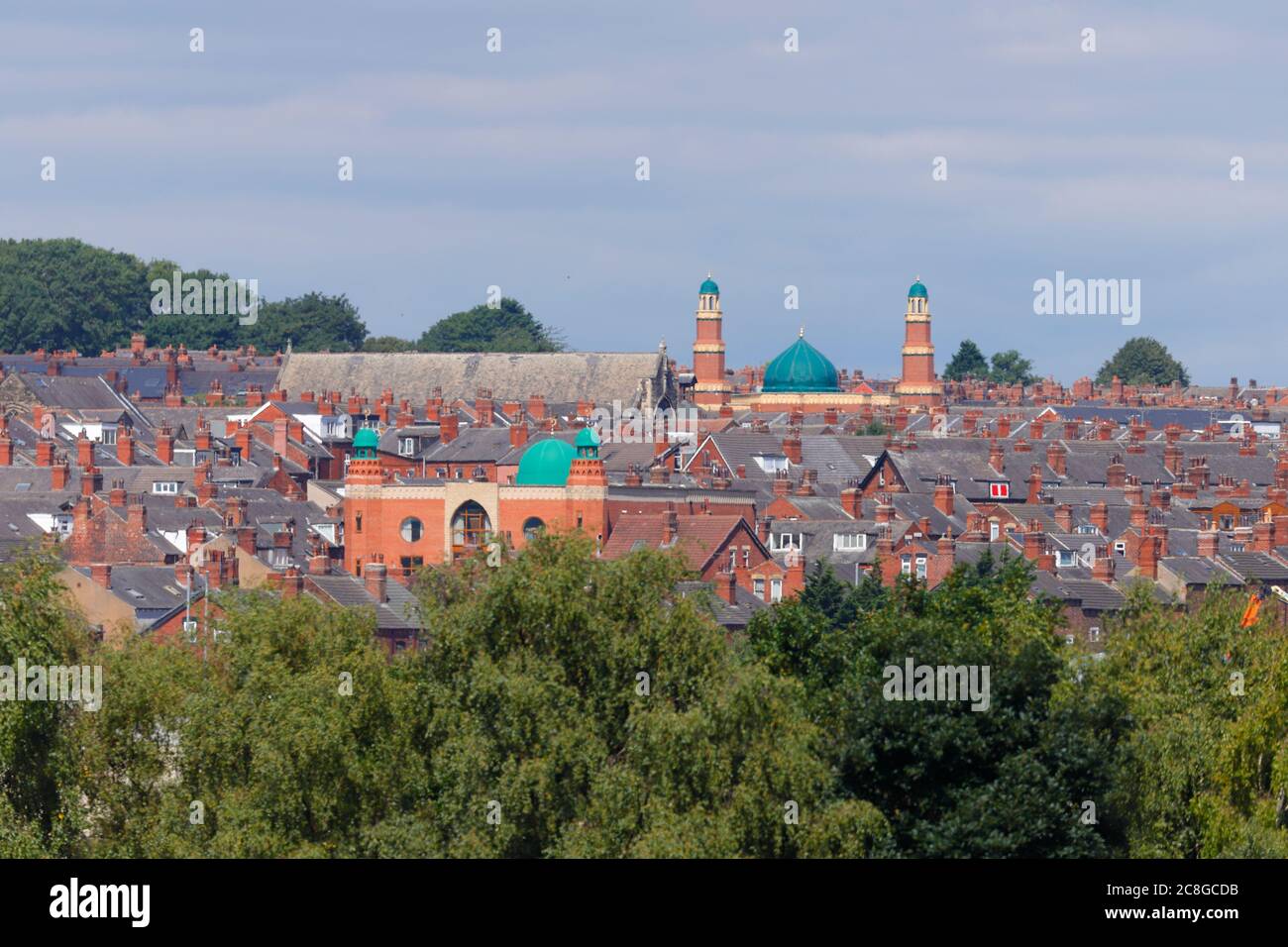 Toits de Beeston avec la mosquée Masjid d'Abu Huraira (en haut) et la mosquée 11 de l'Association musulmane de Leeds (en bas) Banque D'Images