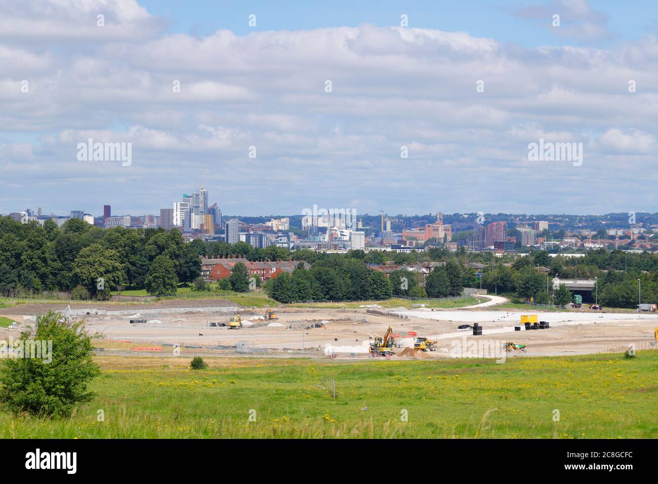 Parc et promenade de Stourton en construction avec vue sur la ville de Leeds en arrière-plan Banque D'Images