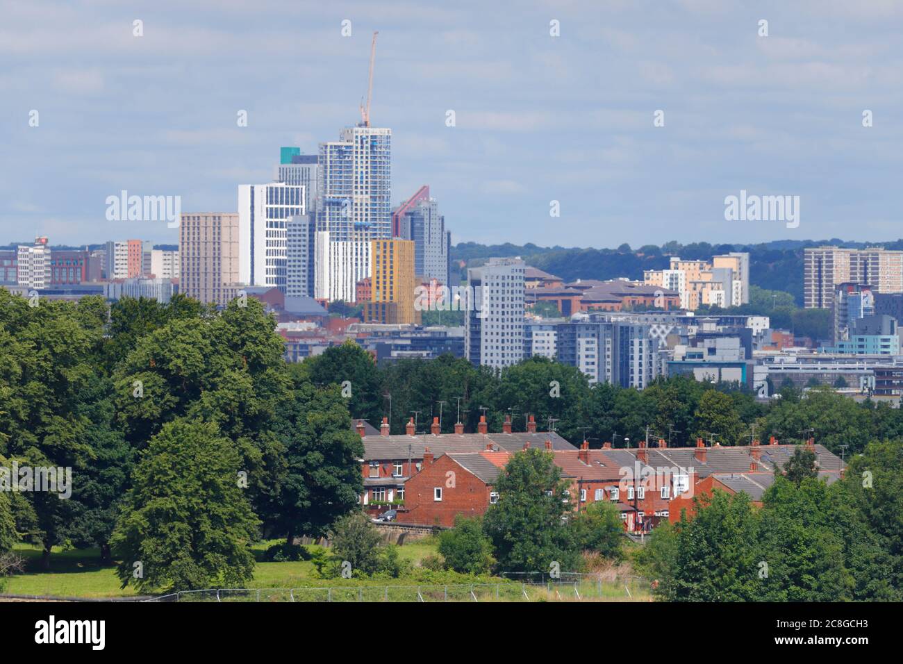 Horizon de la ville de Leeds avec les bâtiments d'hébergement étudiant Arena Village Campus dominant la ligne d'horizon. Banque D'Images