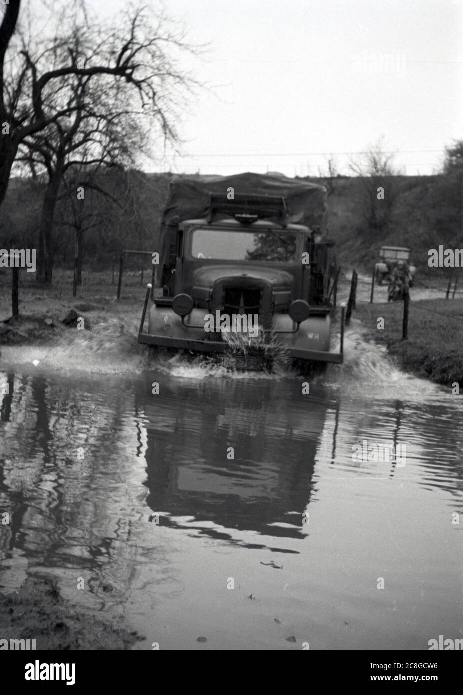 Wehrmacht Heer PKW / LKW / Motorrad Momentaufnahme im Schlamm - Allemand Army car ou Jeep / camion ou camion / moto instantané avec boue Banque D'Images