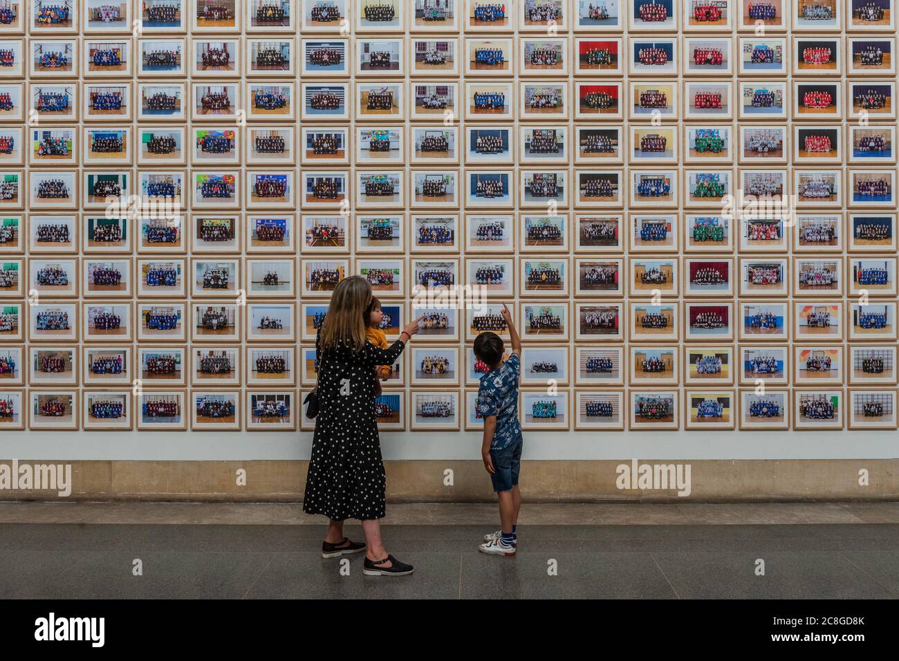 Londres, Royaume-Uni. 24 juillet 2020. Une famille (dont Lucian, 7 et Ivo, 19 mois) a un aperçu du projet d'écoles de l'année 3 de Steve McQueen dans la galerie Duveen - la Tate Britain rouvre à nouveau lundi. Les visiteurs sont invités à suivre les conseils sur la distanciation sociale, etc., conformément aux conseils du gouvernement après l'assouplissement du verrouillage. Crédit : Guy Bell/Alay Live News Banque D'Images