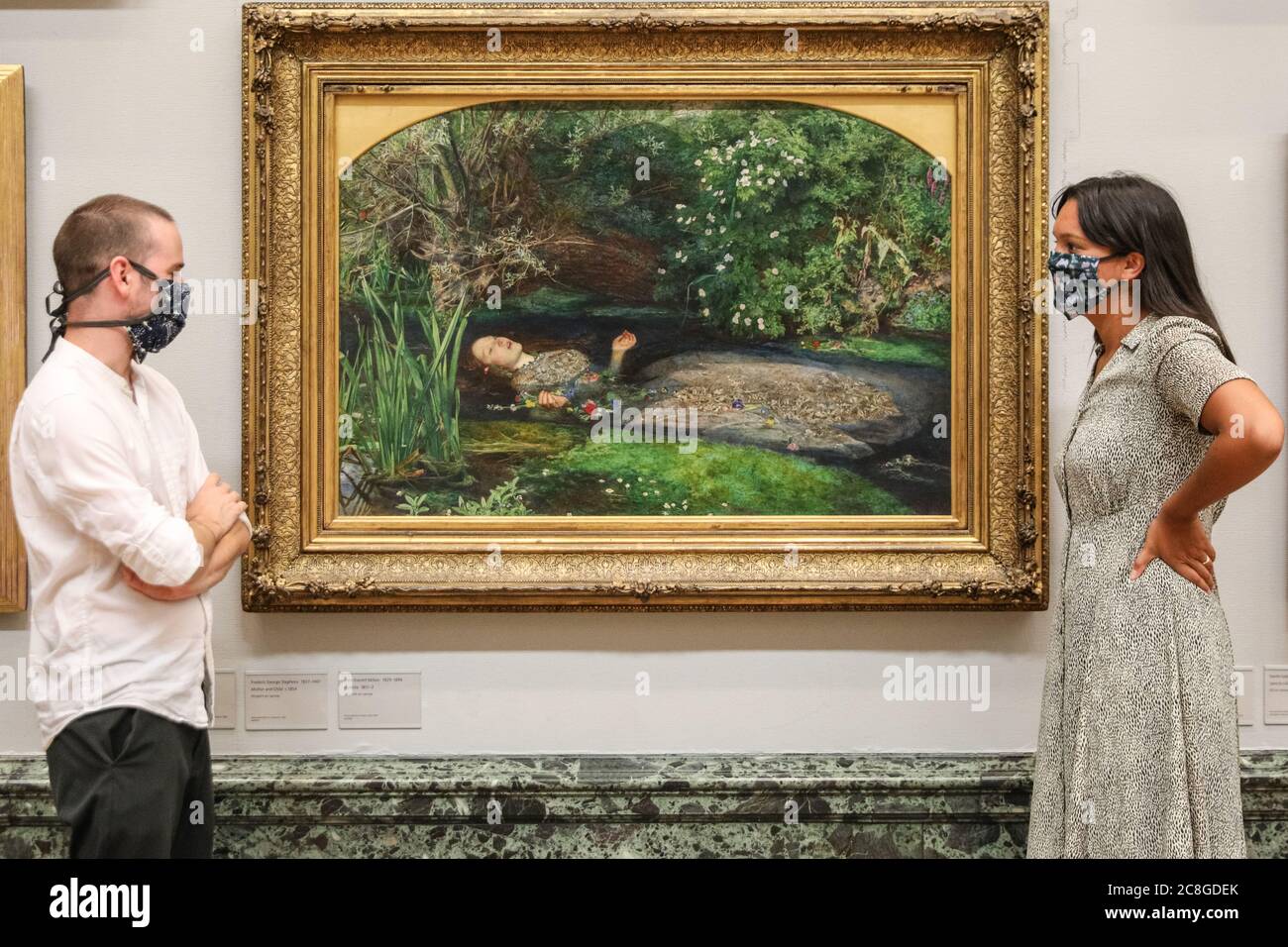 Londres, Royaume-Uni. 24 juillet 2020. Deux assistants regardent John Everett Millais célèbre « Ophelia ». Tate Britain, avec d'autres Tate Galleries dans le pays, rouvrira aux visiteurs lundi 27 juillet avec des mesures sociales de distanciation en place. Crédit : Imagetraceur/Alamy Live News Banque D'Images