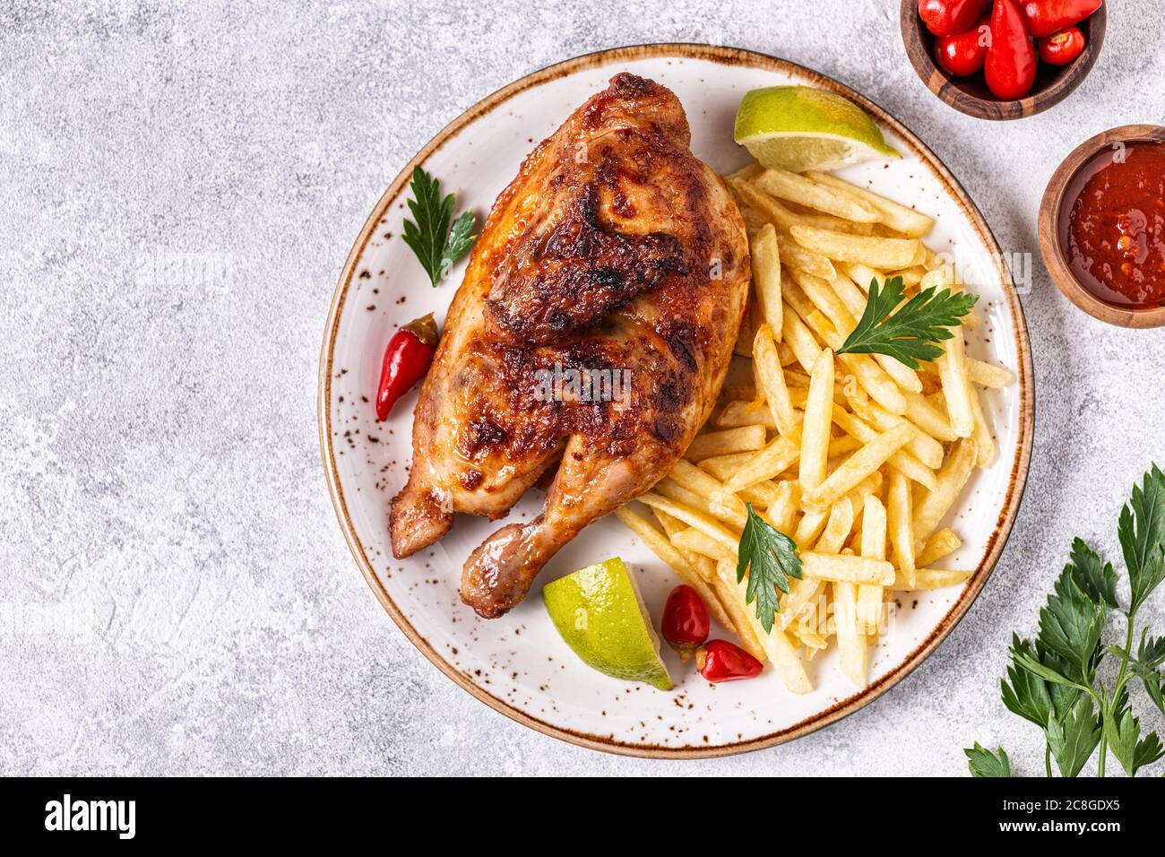 Poulet mi-rôti Piri Piri avec frites, vue de dessus Banque D'Images