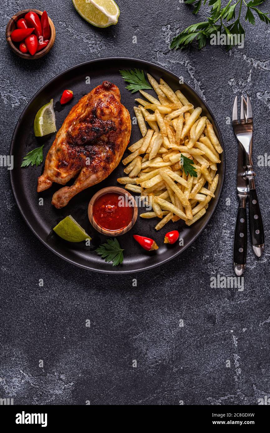 Poulet mi-rôti Piri Piri avec frites, vue de dessus Banque D'Images
