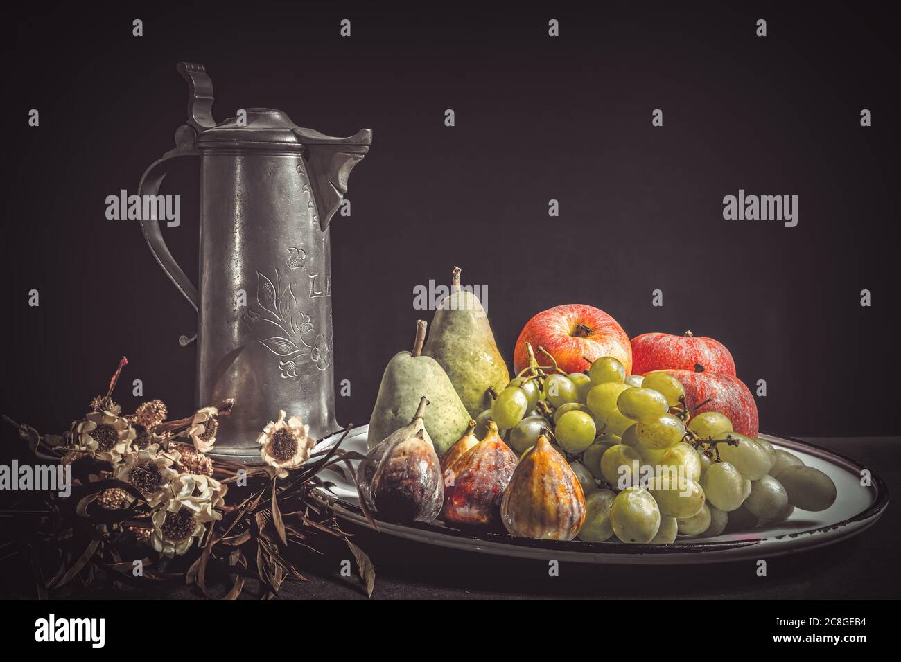 Rustique encore la vie avec des pommes, des raisins, des poires, et des tournesols. Ambiance d'automne Banque D'Images