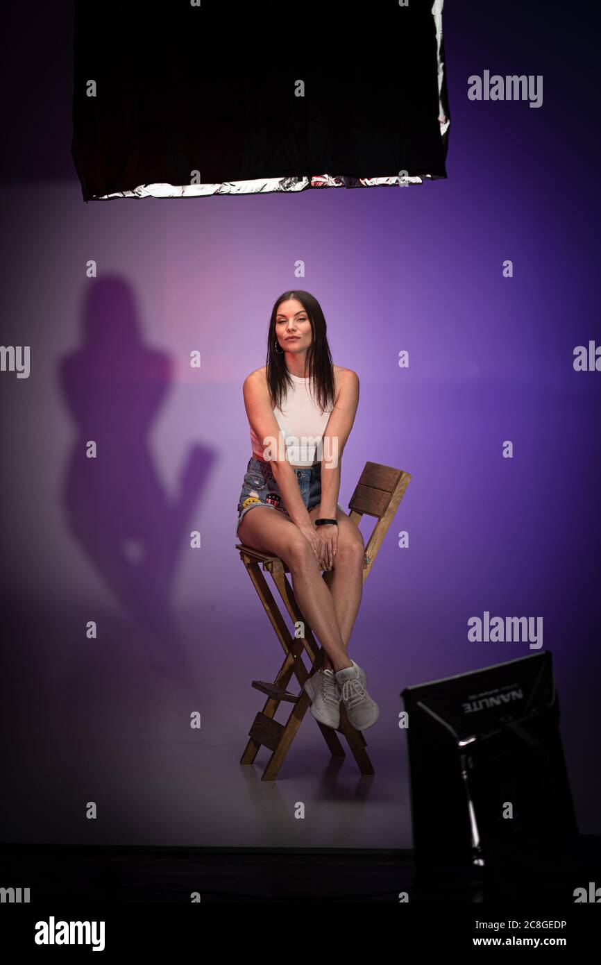 Jolie femme caucasienne posant dans un studio lumineux LED. Présentation de l'éclairage LED de Nanlite Studio. Concept de coulisses. Juin 2020, Kiev Ukraine Banque D'Images