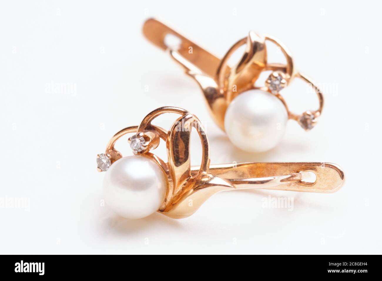Paire de boucles d'oreilles avec perles sur surface légère Photo Stock -  Alamy