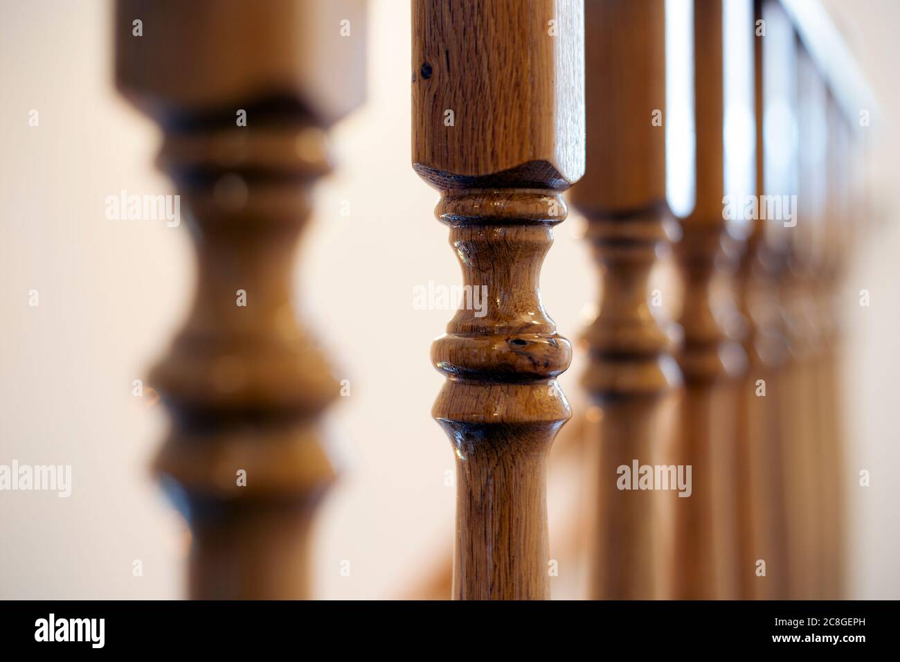 Balustrade en bois d'un escalier antique de luxe, éléments de boiseries macro photographique, rétro design magnifique intérieur d'une maison moderne Banque D'Images