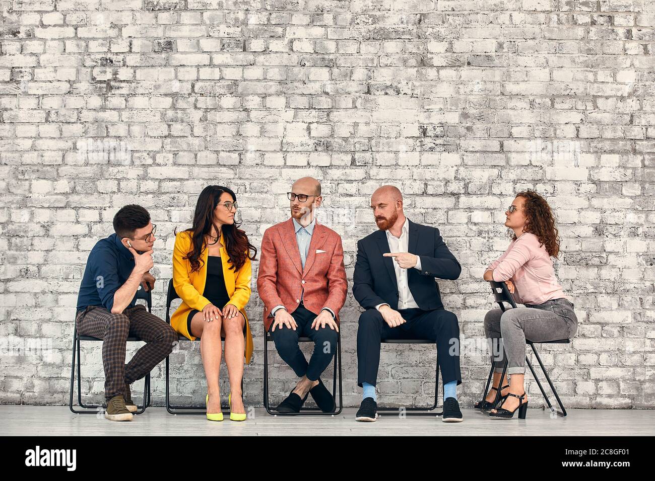 Concept de poste de recrutement en entrevue avec les ressources humaines. Les gens attendent en file d'attente pour les entrevues d'emploi Banque D'Images