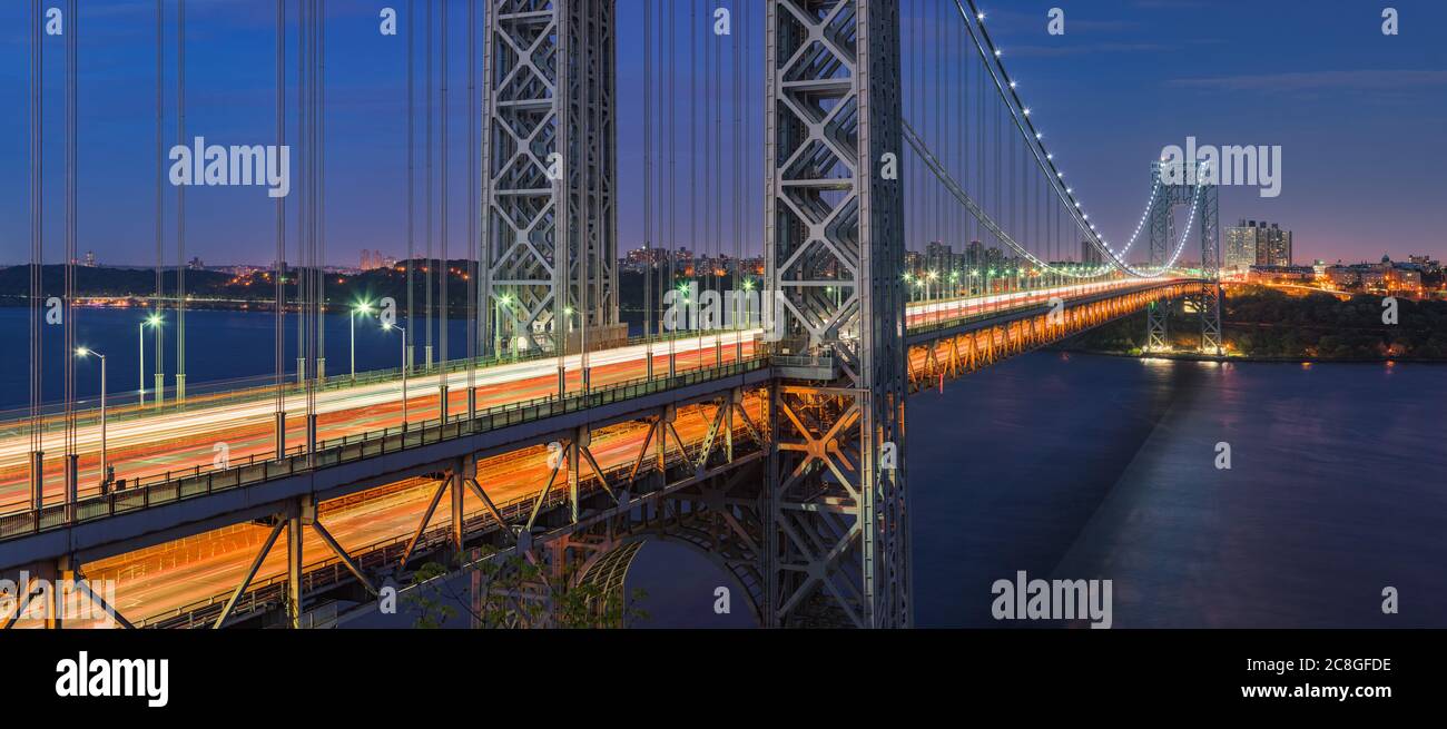Le pont George Washington (pont suspendu à longue portée) traverse le fleuve Hudson en soirée. Upper Manhattan, New York, États-Unis Banque D'Images