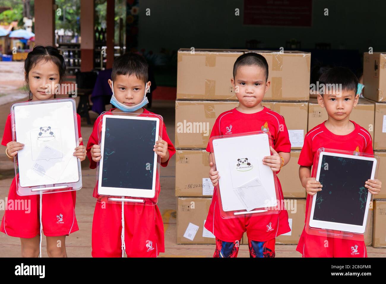 Vientiane, Laos. 23 juillet 2020. Les enfants de la maternelle posent pour une photo de groupe avec des tableaux à Vientiane, Laos, 23 juillet 2020. L'ambassade chinoise au Laos a fait don de 500 tableaux électroniques à des enfants lao dans la maternelle affiliée de l'Université nationale du Laos (NUOL), dans la capitale Vientiane. Crédit: Kaikeo Saiyasane/Xinhua/Alay Live News Banque D'Images