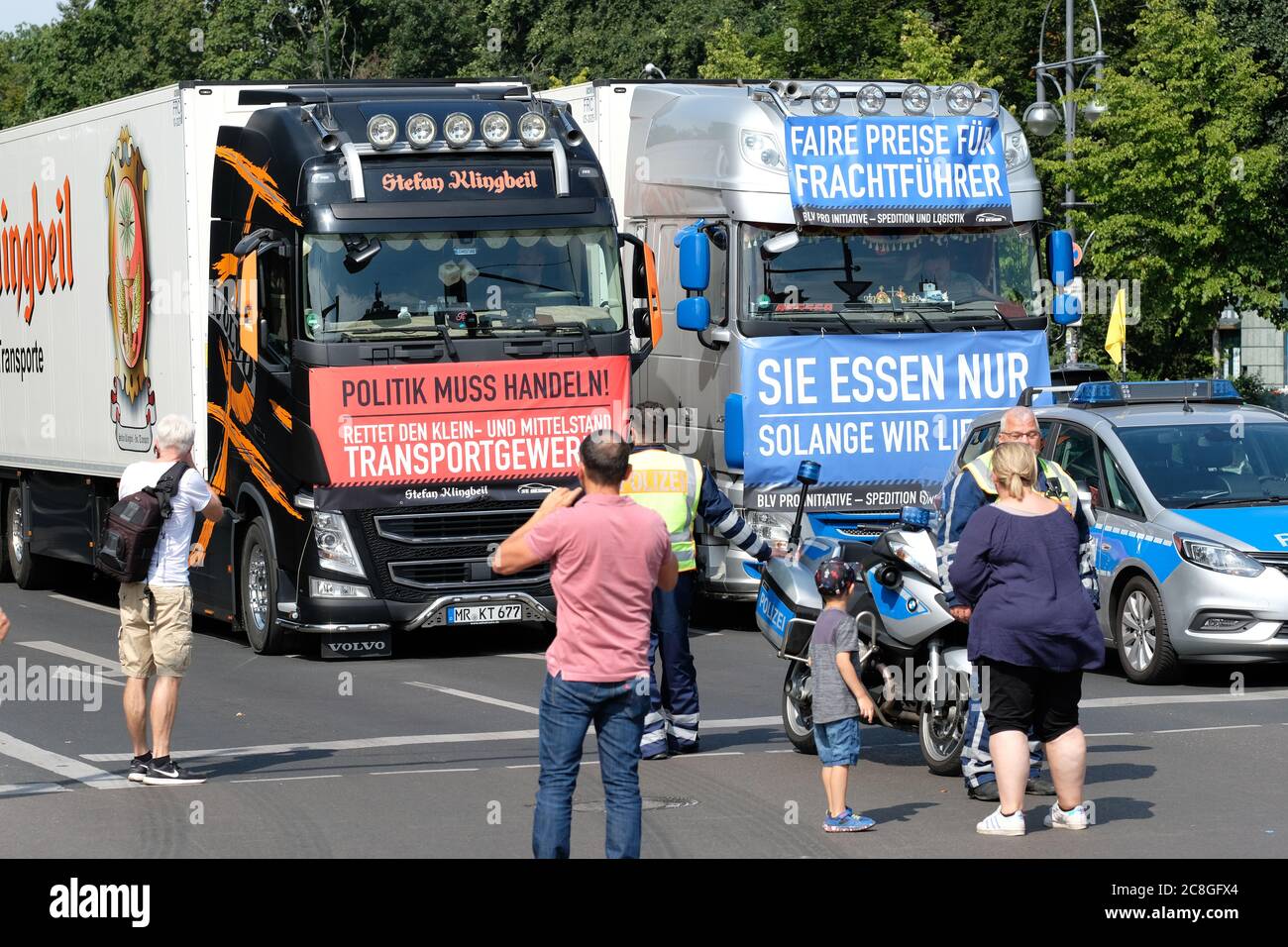 Berlin, Allemagne - vendredi 24 juillet 2020 - les chauffeurs de camions interrompent la circulation dans le centre de Berlin, alors qu'ils protestent contre l'impact de la crise du coronavirus sur le manque d'activité des transporteurs routiers et des prix en baisse. Les routes ont été bloquées pendant environ 30 minutes, plusieurs centaines de camions étant arrivés au centre de la ville. Photo Steven May / Alamy Live News Banque D'Images