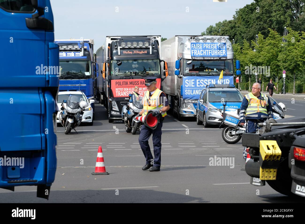 Berlin, Allemagne - vendredi 24 juillet 2020 - les chauffeurs de camions interrompent la circulation dans le centre de Berlin, alors qu'ils protestent contre l'impact de la crise du coronavirus sur le manque d'activité des transporteurs routiers et des prix en baisse. Les routes ont été bloquées pendant environ 30 minutes, plusieurs centaines de camions étant arrivés au centre de la ville. Photo Steven May / Alamy Live News Banque D'Images