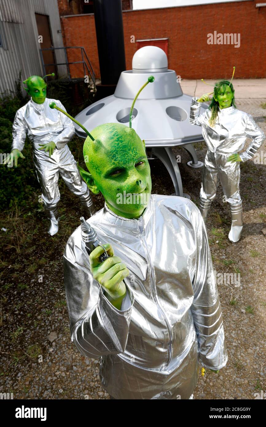 GEEK ART - Bodypainting et transfomaking: OVNI photoshooting avec Paul Skupin, Enrico Lein et Maria Skupin comme extraterrestres après l'atterrissage sur un site industriel sur la planète Terre à Bakede. - UN projet du photographe Tschiponnique Skupin et du peintre du corps Enrico Lein Banque D'Images