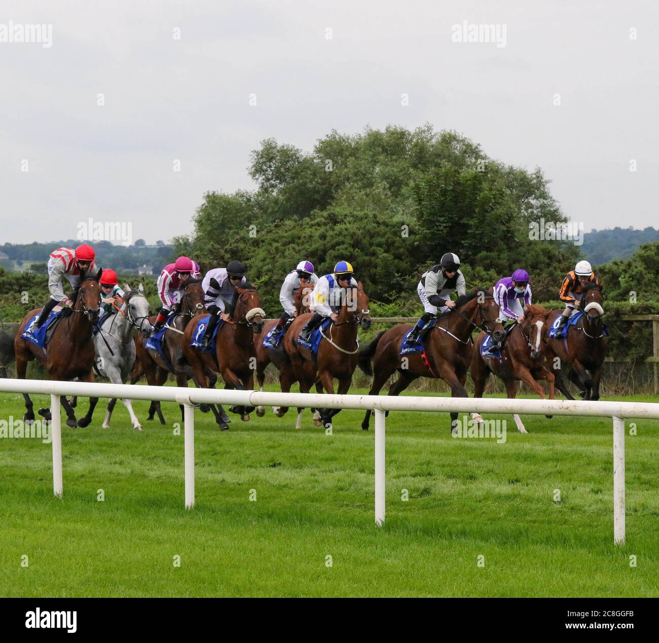 Down Royal Racecourse, Lisburn, Irlande du Nord. 24 juillet 2020. BoyleSports Ulster Derby (Premier handicap) – tenu derrière des portes fermées à Down Royal en raison de Covid-19 et a été remporté par Red Kelly (5) monté par Shane Kelly. Crédit : CAZIMB/Alamy Live News. Banque D'Images