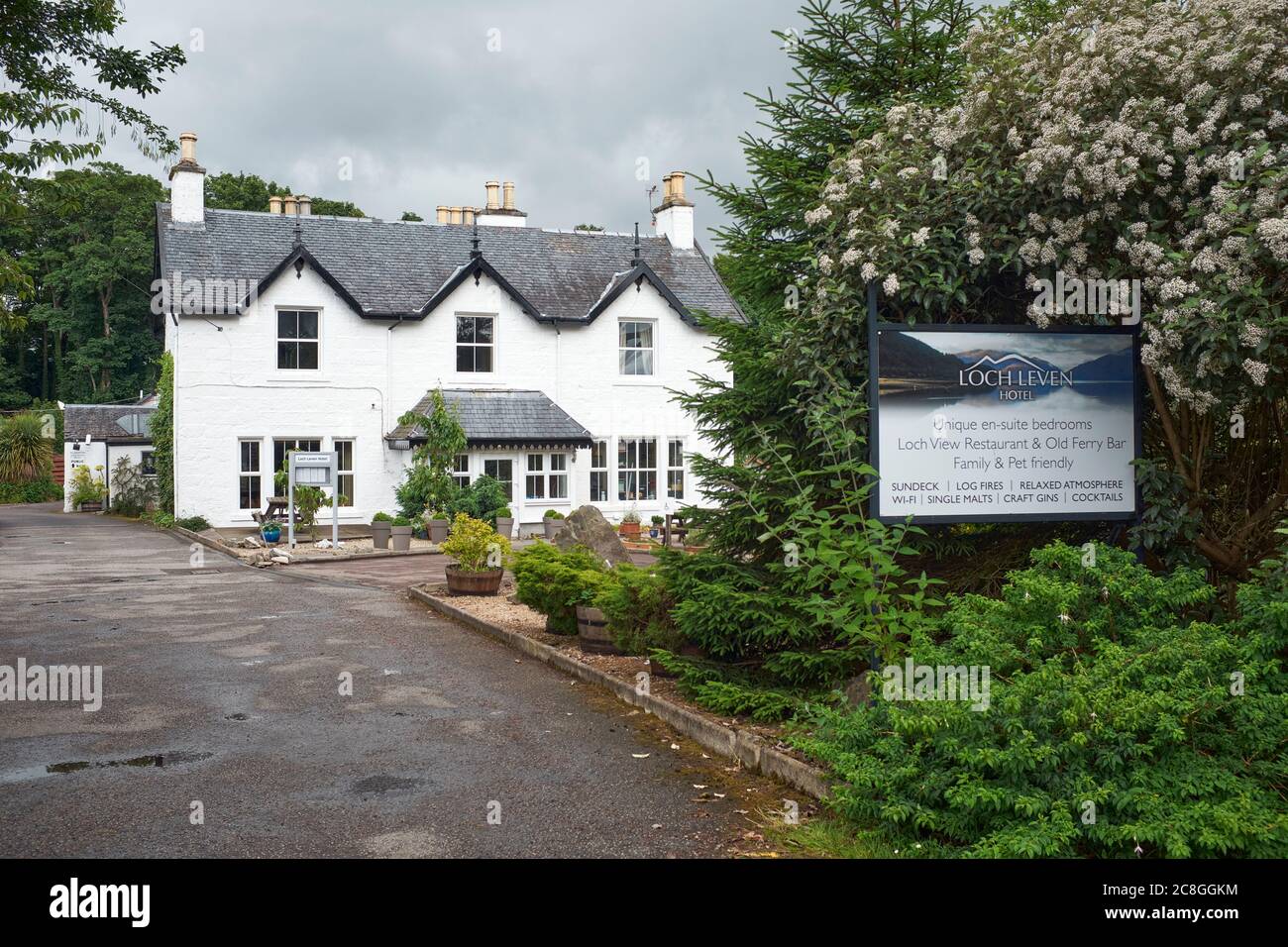 Élévation de façade peinte en blanc de l'historique ferry inn, l'hôtel Loch Leven. Banque D'Images