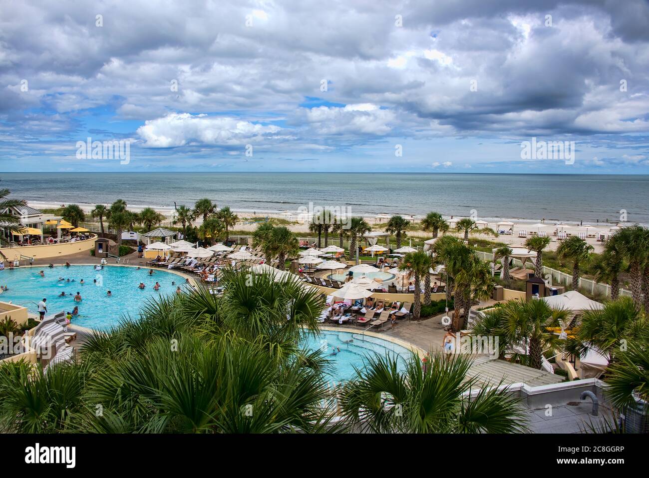 Amelia Island, Floride - 16 août 2019 : les touristes qui aiment passer une journée dans la piscine dans un hôtel de luxe sur la plage de Fernandina, sur la belle île d'Amelia Banque D'Images