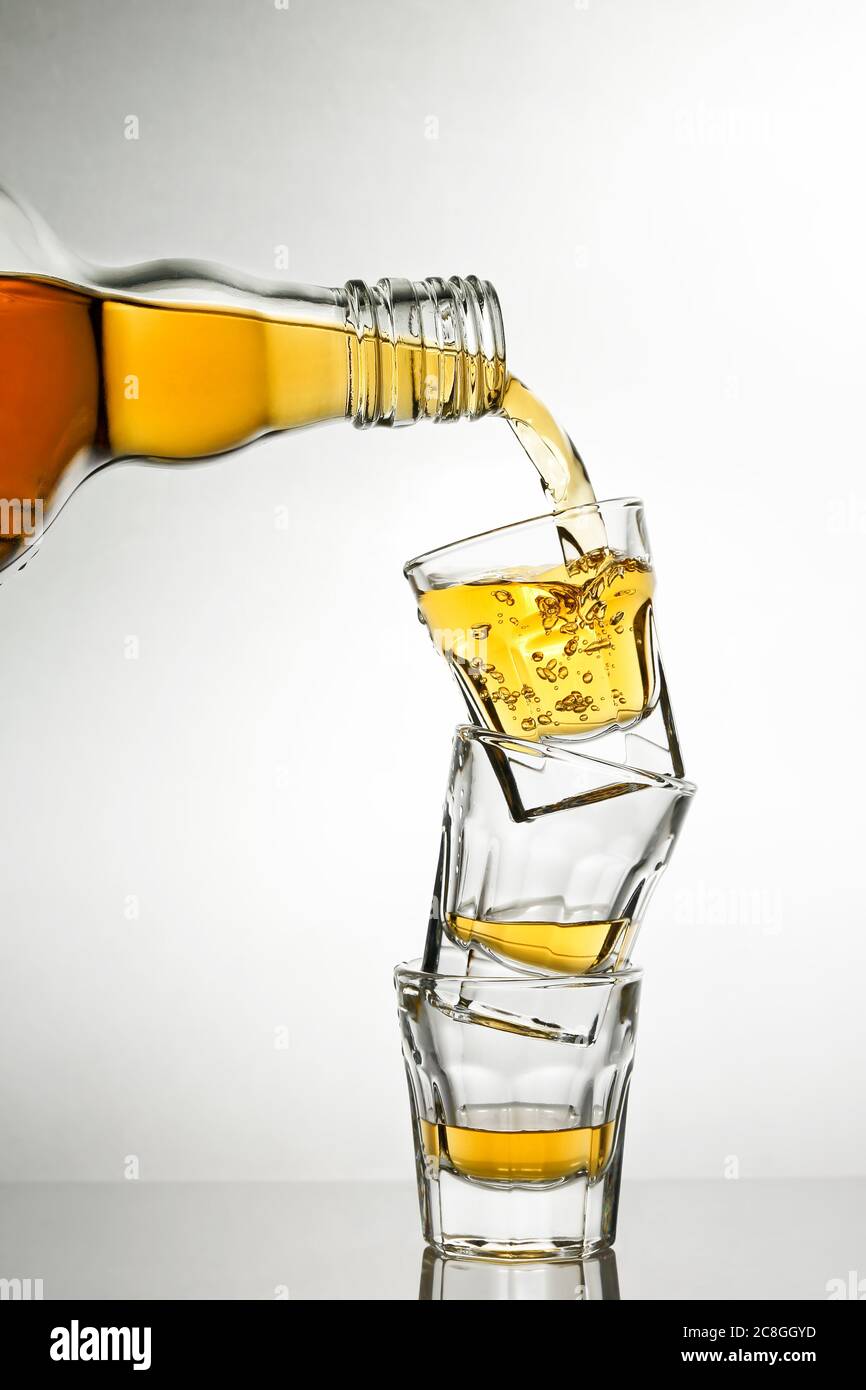 verser le whisky dans les verres à liqueur Banque D'Images
